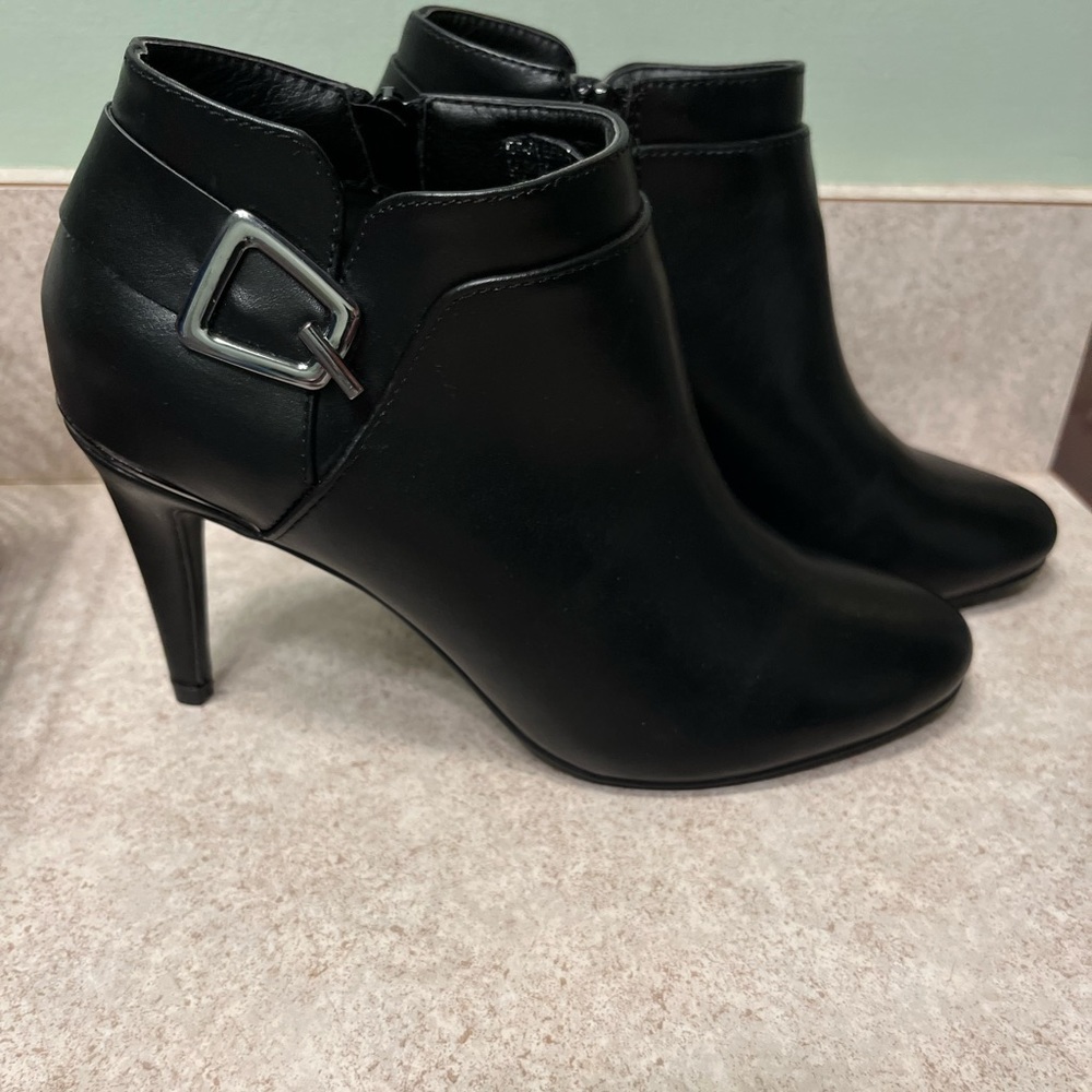 Ellen Tracy Aleena Ankle Boots